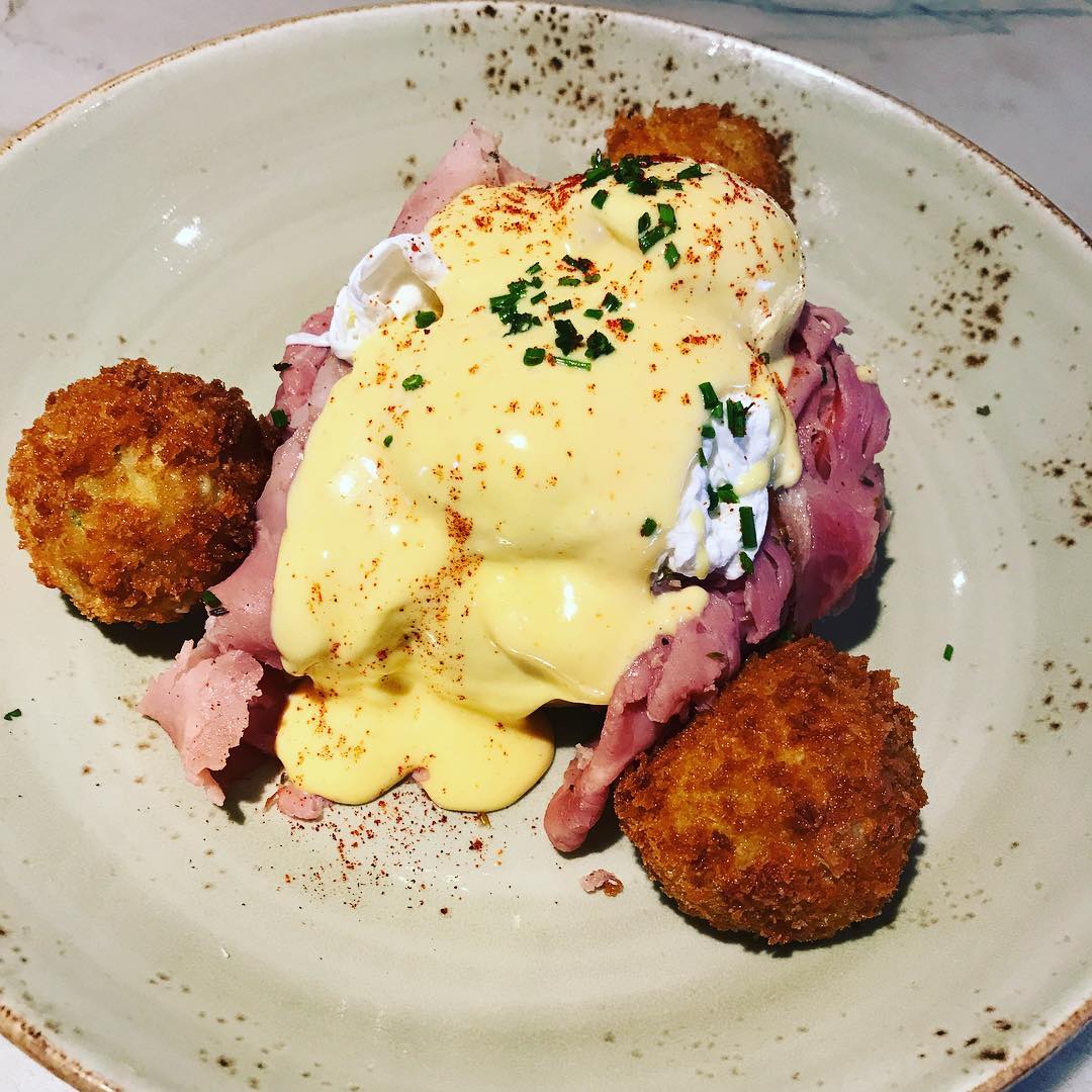 hollandaise eggs for brunch